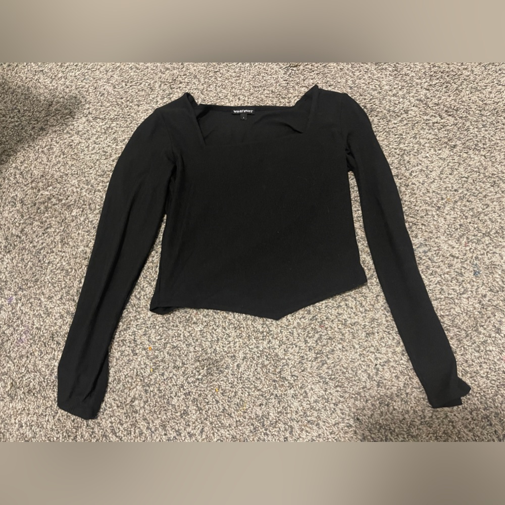 i’m selling a black crop top. to big for me